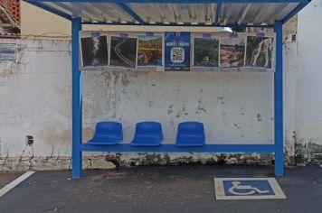 [INSTALAÇÃO DE PLACAS EM PONTOS DE ÔNIBUS]